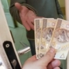Ponad 200 tys. zł przekazała oszustom 73-letnia mieszkanka Olsztyna, przekonana o tym, że jej bratanek potrzebuje gotówki na wpłatę zabezpieczenia majątkowego po spowodowaniu wypadku drogowego. Sprawcy tak zmanipulowali kobietę, że ta oddała całą kwo