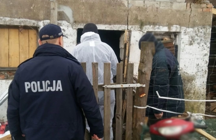 {Policjanci i pracownicy Inspekcji Weterynaryjnej wykryli nielegalną hodowlę niedaleko Mrągowa.}