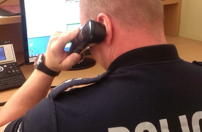 {Elbląscy policjanci ostrzegają przed oszustami włamującymi się na konta w serwisach społecznościowych.}