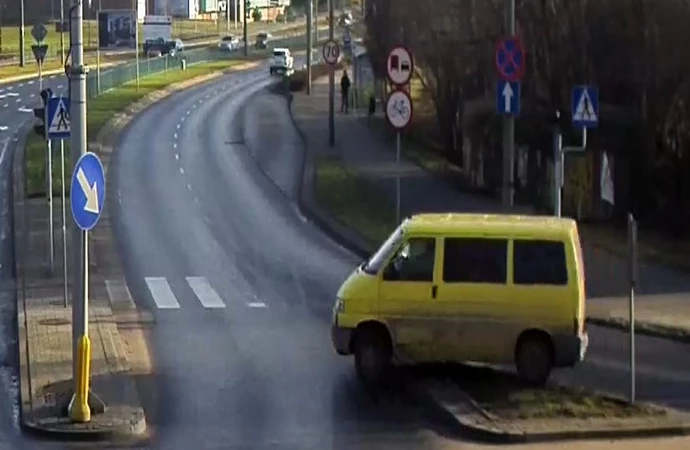 {Olsztyńscy policjanci zatrzymali dwóch mężczyzn, którzy jechali jednym samochodem. Obaj doprowadzili do kolizji.}
