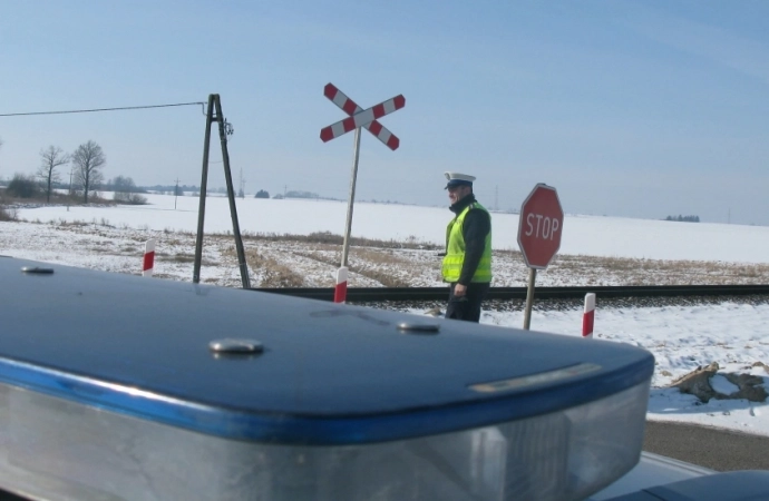 {Policjanci z Kętrzyna zatrzymali pijanego kierowcę, który nie zatrzymał się przed znakiem „Stop” na przejeździe kolejowym.}