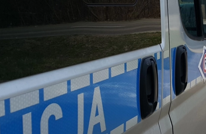 {Policjanci z Olsztyna podczas patrolu zauważyli zepsuty samochód. Postanowili pomóc – i tak złapali pijanych kierowców.}