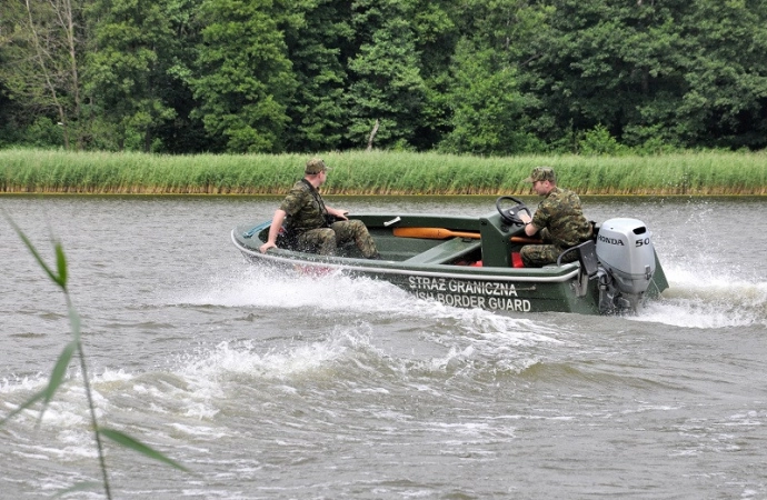 {Patrol Straży Granicznej pomógł żeglarzom, których łódź wywróciła się na jeziorze Gołdap.}