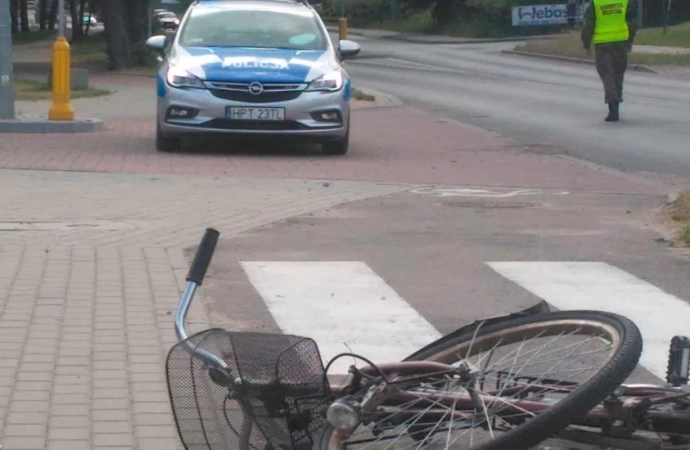 {W Węgorzewie kierowca potrącił prawidłowo przejeżdżającą przez jezdnię rowerzystkę. Stracił prawo jazdy.}
