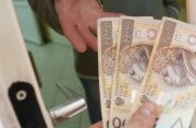 {Ponad 200 tys. zł przekazała oszustom 73-letnia mieszkanka Olsztyna, przekonana o tym, że jej bratanek potrzebuje gotówki na wpłatę zabezpieczenia majątkowego po spowodowaniu wypadku drogowego. Sprawcy tak zmanipulowali kobietę, że ta oddała całą kwo}